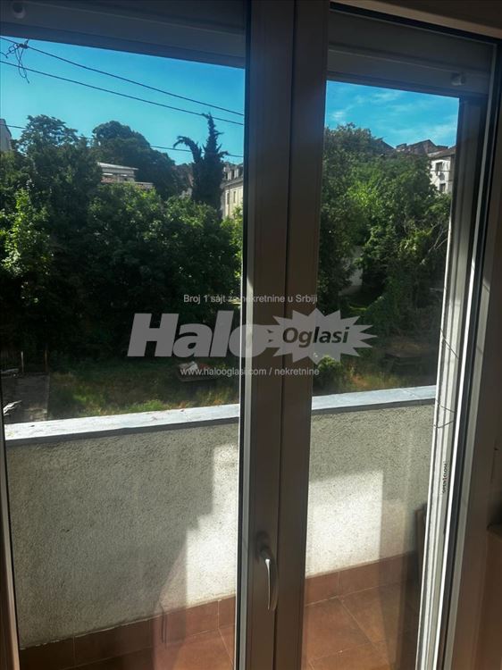 Miran stan u centru, garaža, lift, terasa. — 4