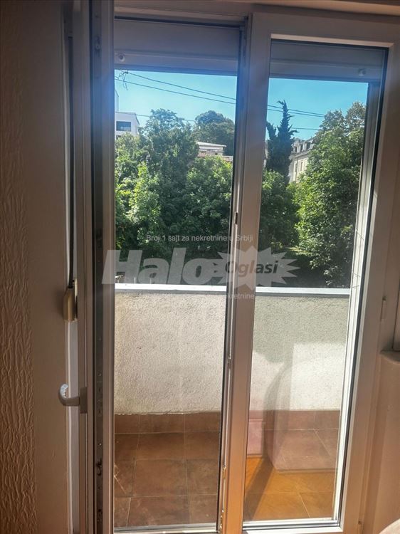 Miran stan u centru, garaža, lift, terasa. — 5