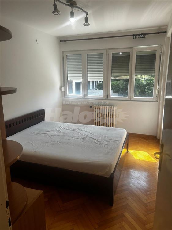 Miran stan u centru, garaža, lift, terasa. — 8