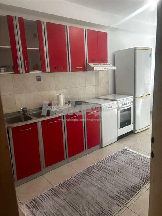 Miran stan u centru, garaža, lift, terasa. — 9