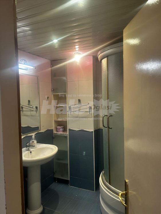Miran stan u centru, garaža, lift, terasa. — 12