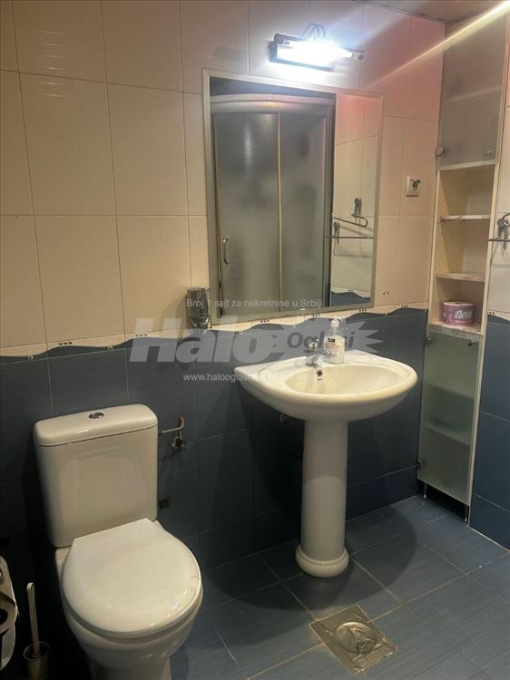 Miran stan u centru, garaža, lift, terasa. — 13
