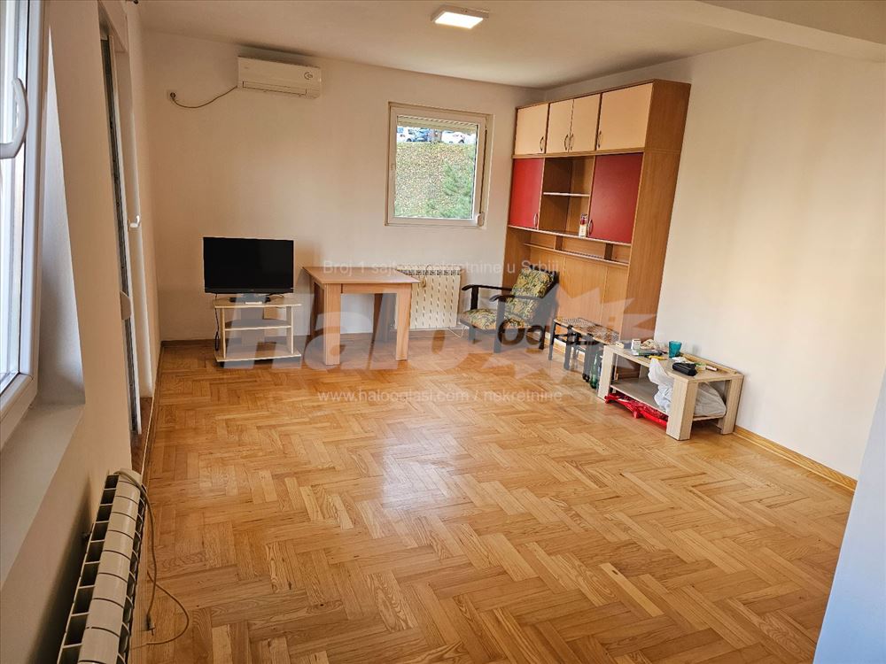 Mirijevo, Matice Srpske. Zgrada u parku do ulice — 2