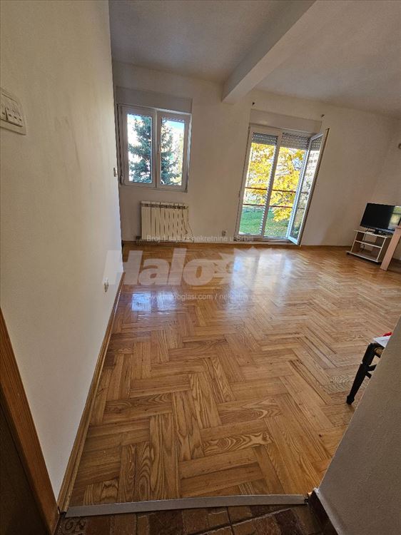 Mirijevo, Matice Srpske. Zgrada u parku do ulice — 3
