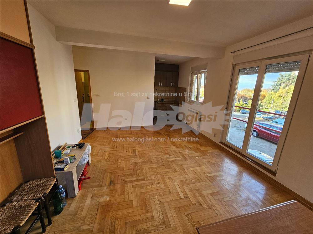 Mirijevo, Matice Srpske. Zgrada u parku do ulice — 6