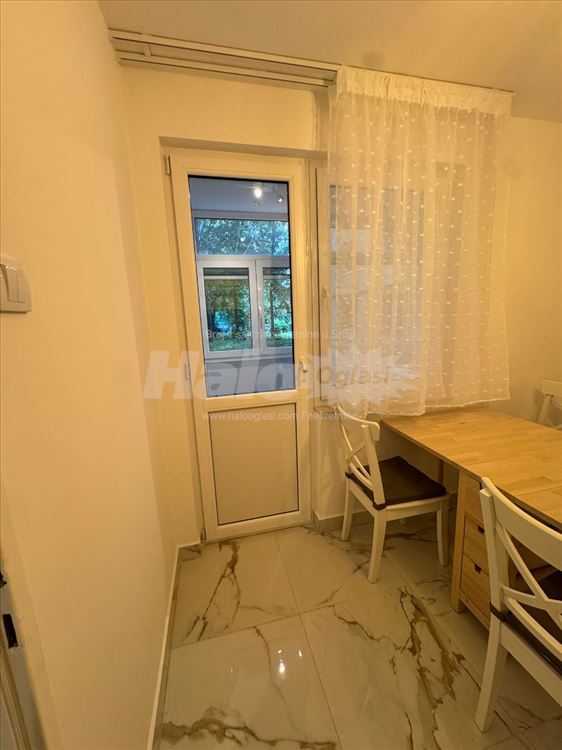 Moderan jednosoban stan, potpuno namešten. — 13