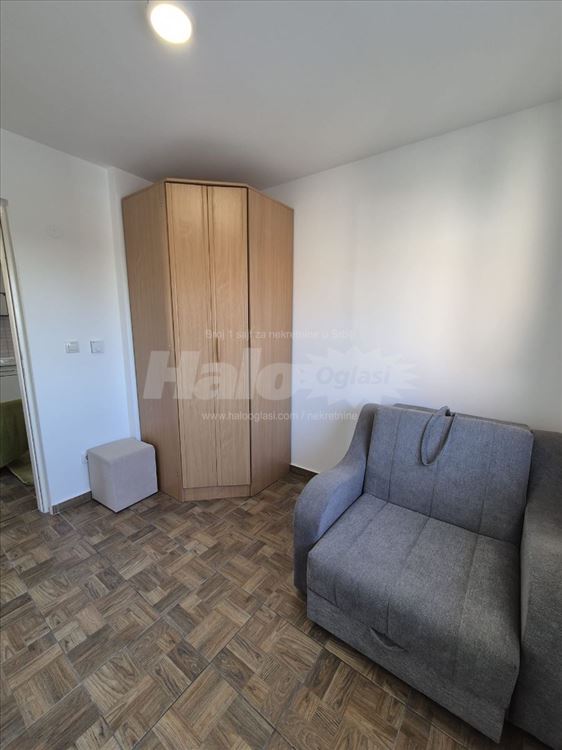Moderan, namešten, useljiv 3.0 stan — 4