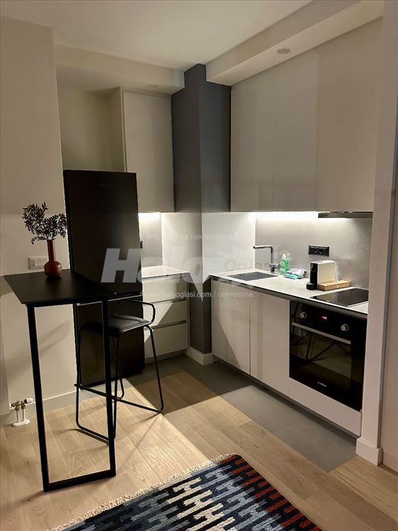 Moderno opremljena garsonera sa garaznim mestom — 8