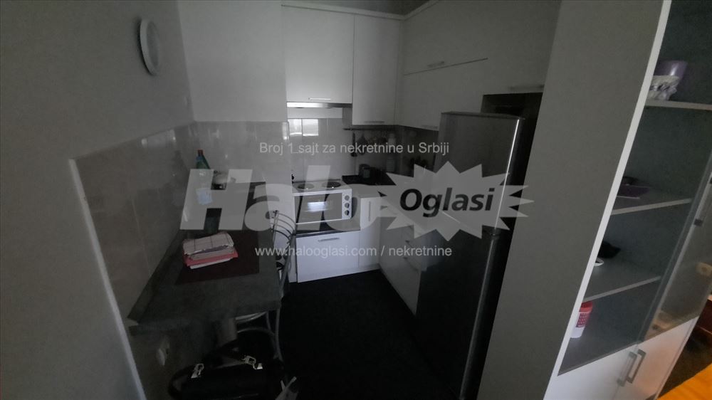 Moderno opremljena garsonjera — 10