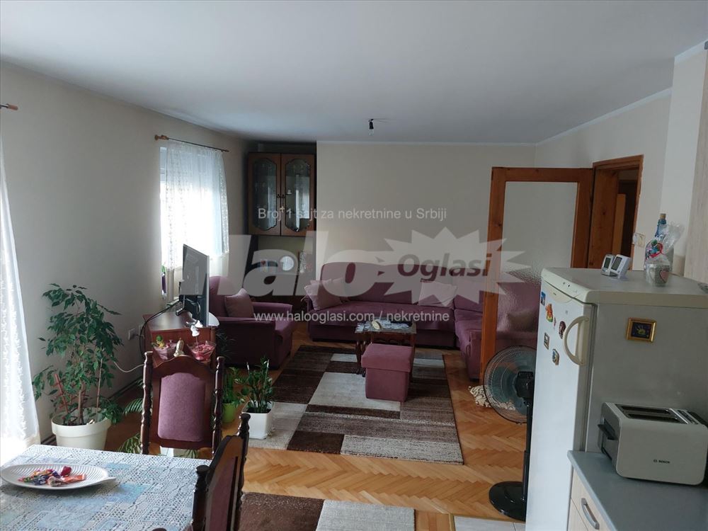 Na prodaju porodična kuća — 10