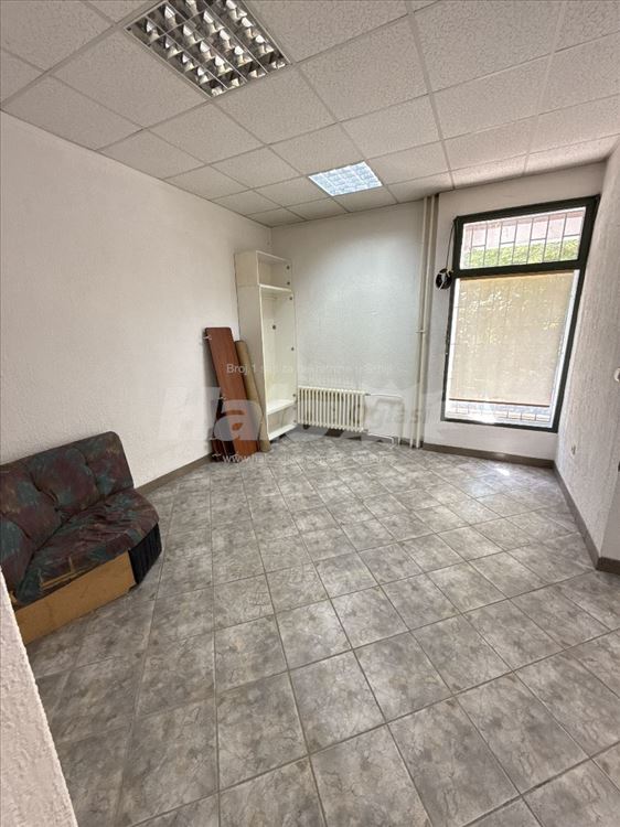 Na prodaju uknjižen lokal od 30 m² — 10