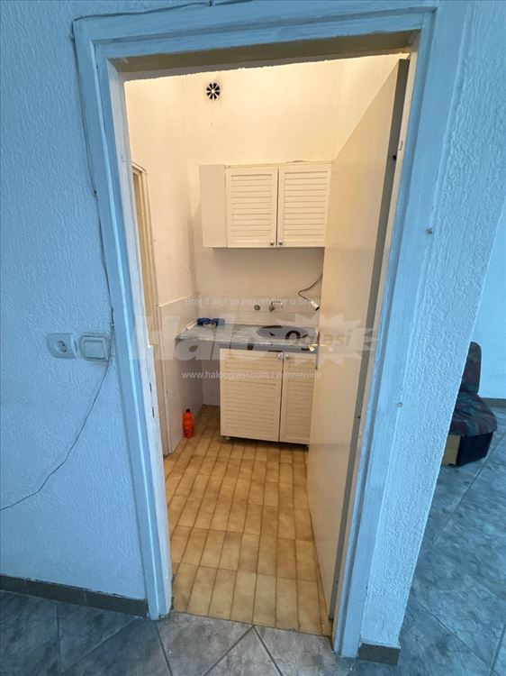 Na prodaju uknjižen lokal od 30 m² — 12
