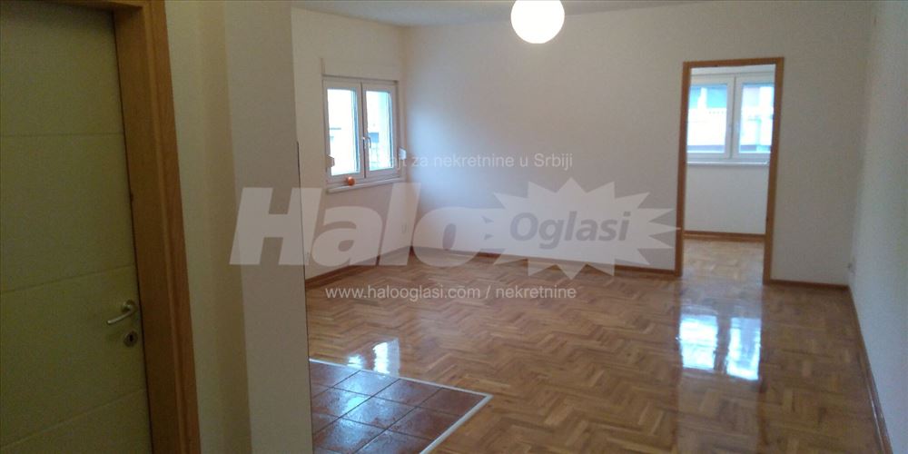 Namesten dvosoban stan na Julinom Brdu — 2