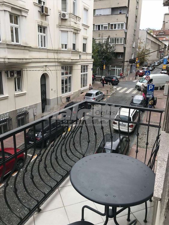 Namesten stan u strogom centru grada — 2