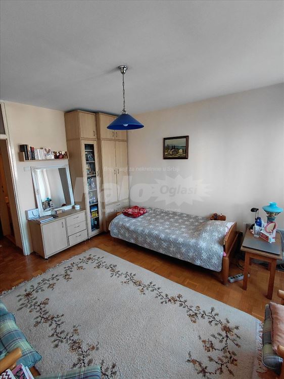 Namešten 3.0 stan, prekoputa škole, — 9