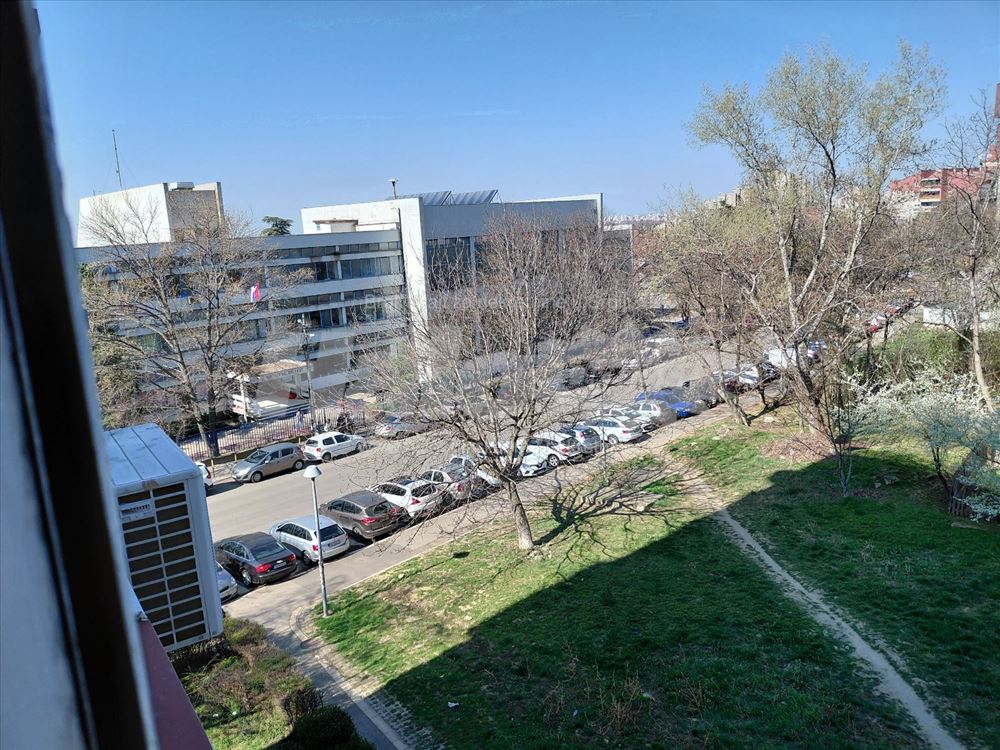 Namešten 3.0 stan, prekoputa škole, — 14