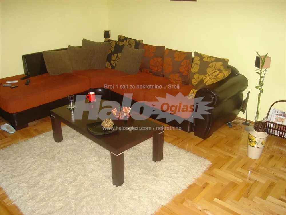 Namešten dvosoban stan u Borči 56kvm — 2