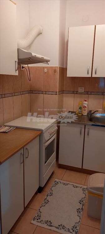 Namešten jednoiposoban stan na odličnoj lokaciji — 3