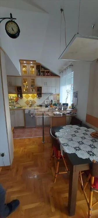 Namešten porodični stan u mirnom delu Rakovice — 2