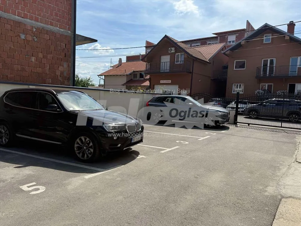 Namešten stan Ledine sa parking mestom — 9