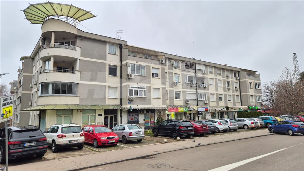 Namešten stan na Ceraku 63+10m2,odlična lokacija — 2