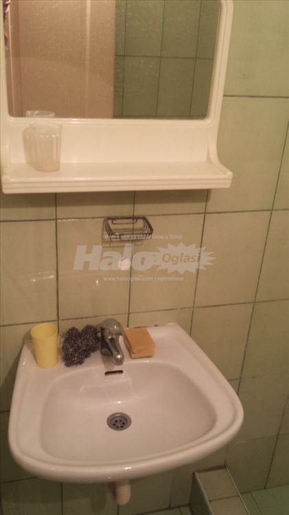 Nameštena garsonjera u Batajnici. — 10