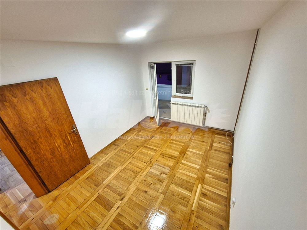 Nenamešten, parking + grejanje 70+10m² — 11