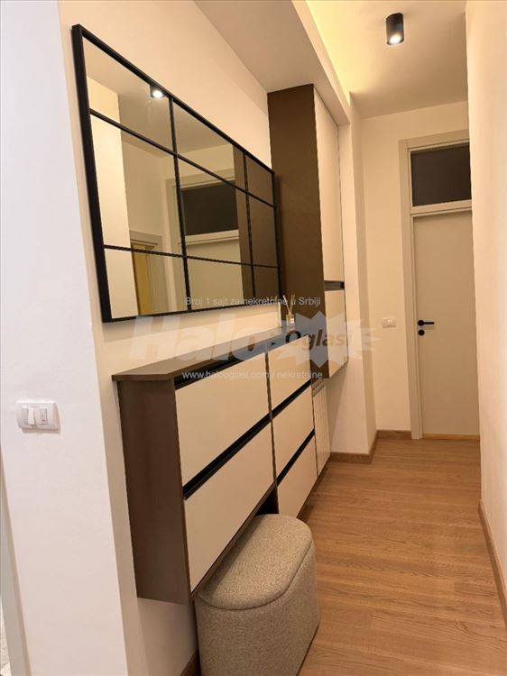 Nov, elegantno opremljen trosoban stan sa garažom — 13