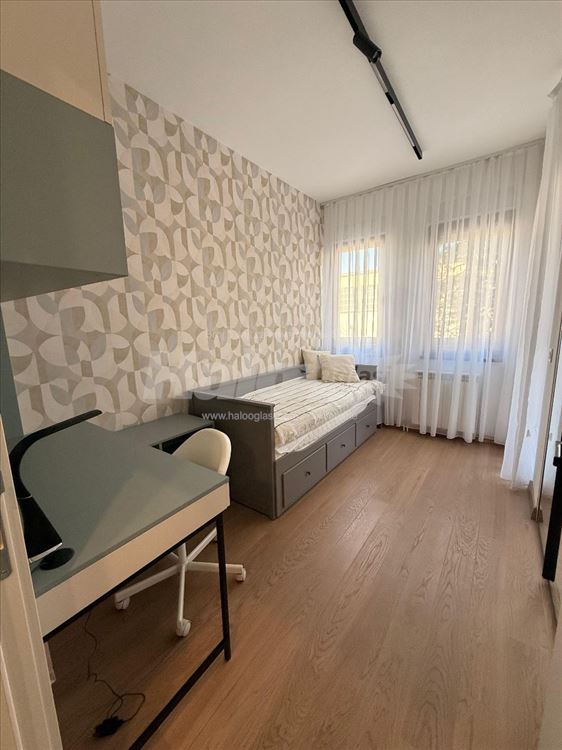 Nov, elegantno opremljen trosoban stan sa garažom — 14