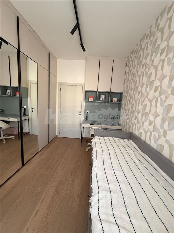 Nov, elegantno opremljen trosoban stan sa garažom — 15