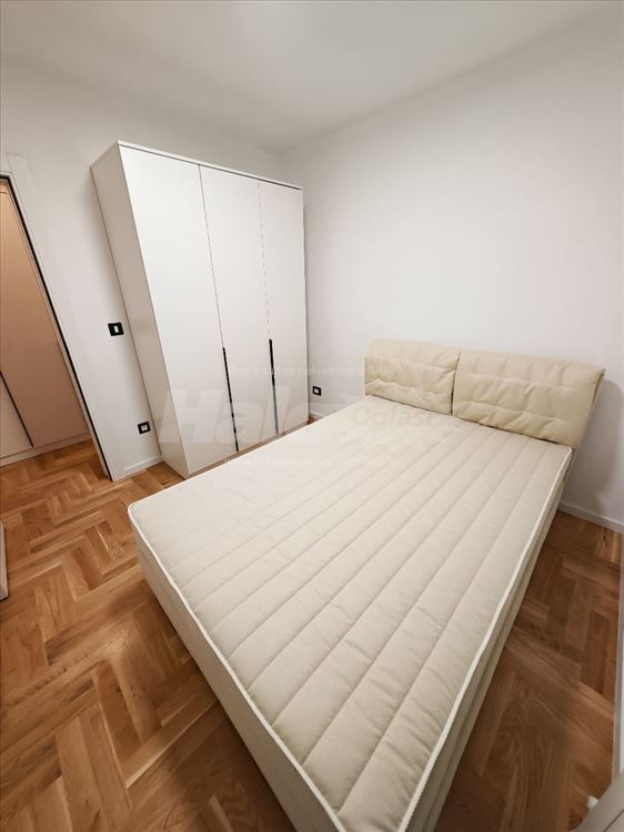 Nov lux trosoban stan kod crkve sa parkingom 600e — 10