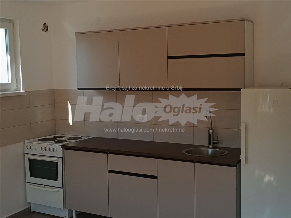 Nov, neuseljavan,1.5soban + parking, kod Aviva — 2