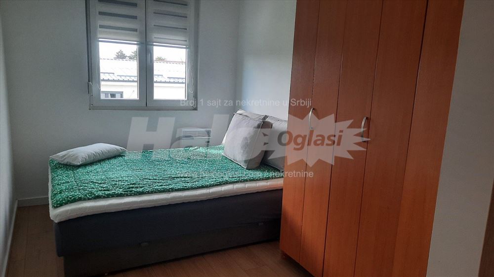 Nov trosoban namešten stan sa parking mestom — 8