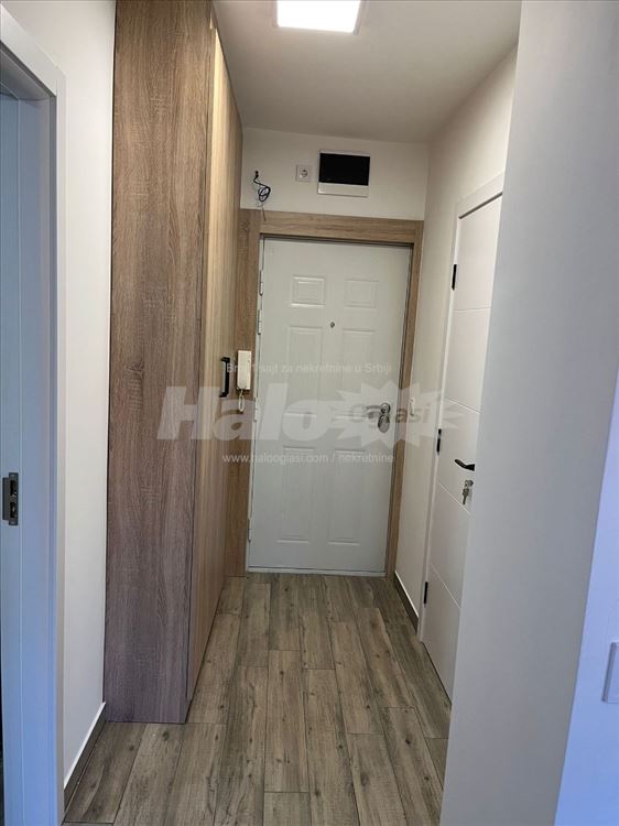 Novi Beograd Fontana 1.5 soba kompletno renoviran — 2
