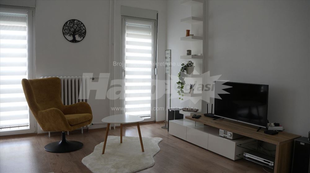 Novi Beograd,bl.61, svetao sa terasom 30m2 — 2