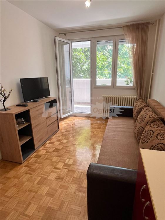 Odličan, potpuno renoviran, dvosoban stan u Zemunu — 13