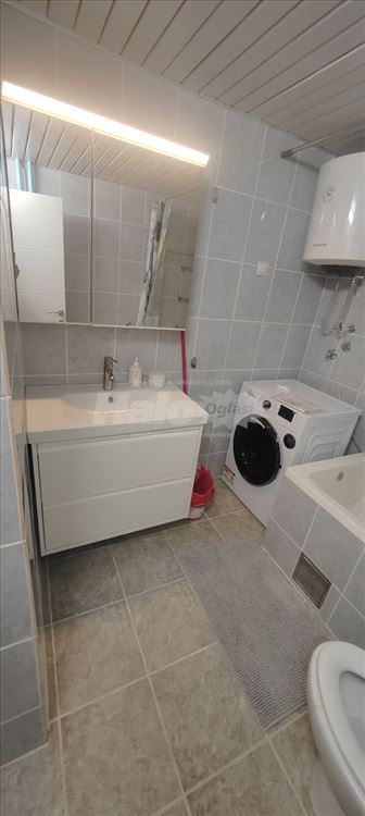 Odličan, svetao 2.0 porodični stan, renoviran — 11