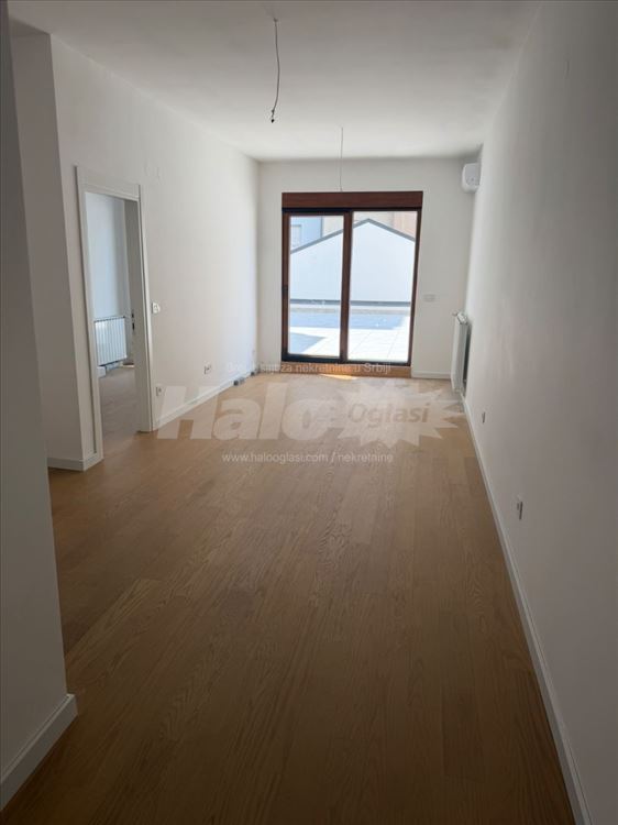 Odlican 1.5, neuseljavan, velika terasa 40m2 — 5