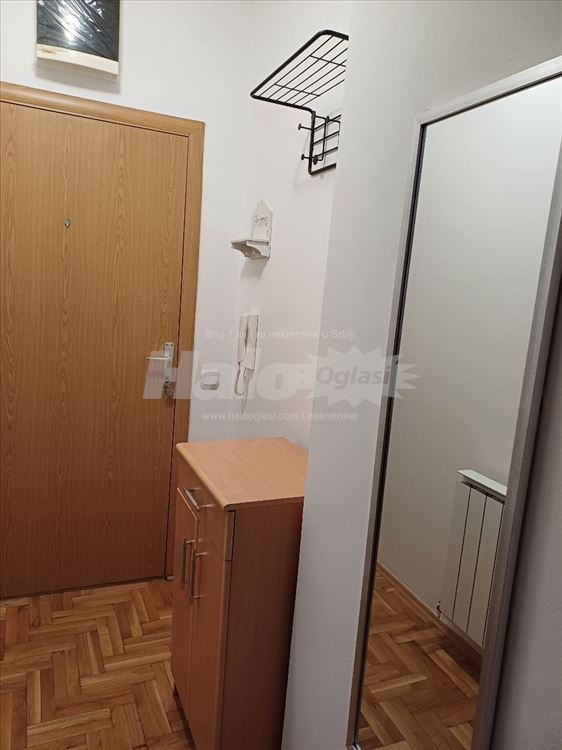 Odlicna namestena garsonjera, dobra lokacija — 2