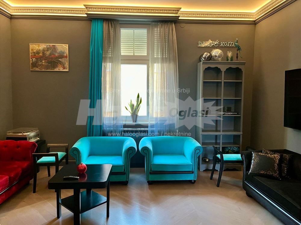 Old money aesthetic flat with a modern twist — 4