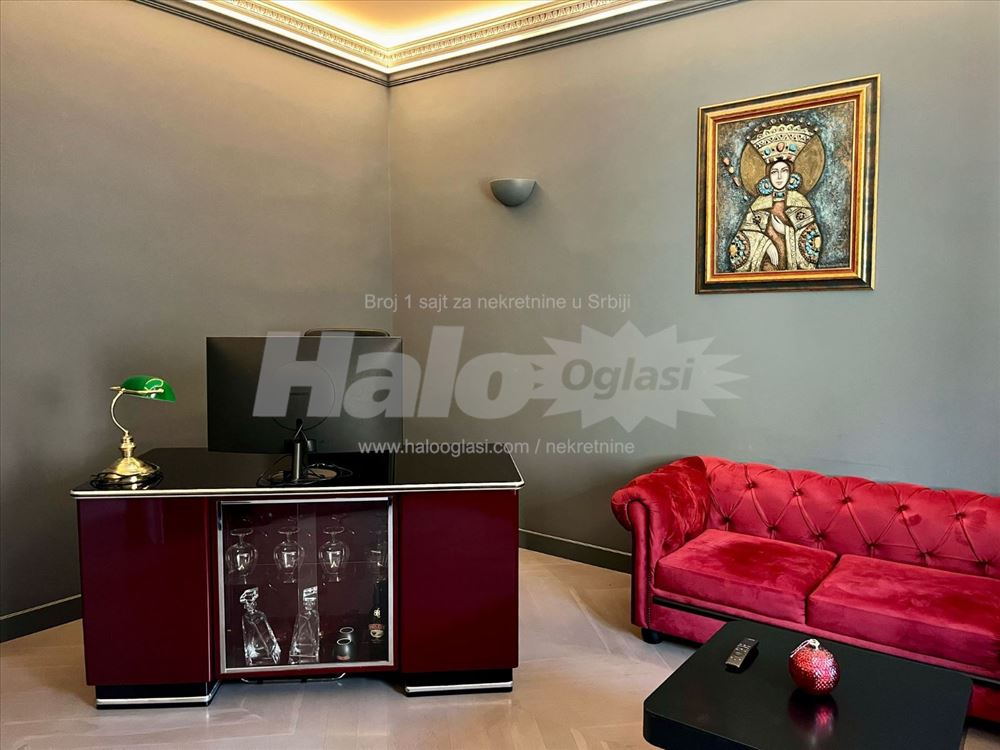 Old money aesthetic flat with a modern twist — 5