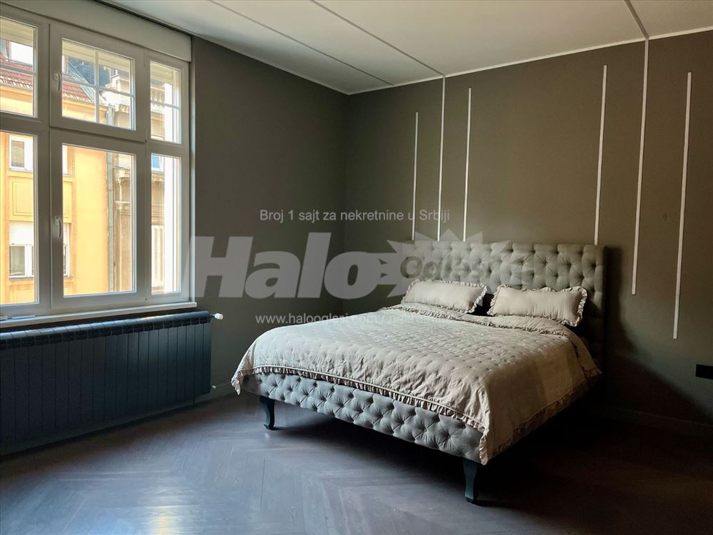Old money aesthetic flat with a modern twist — 7