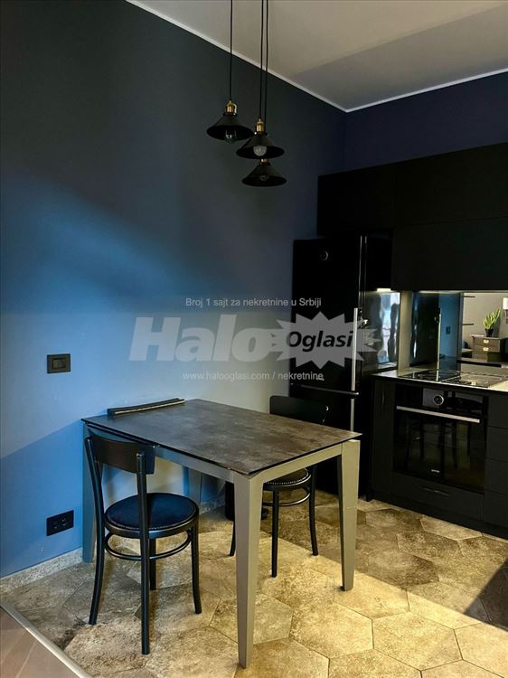 Old money aesthetic flat with a modern twist — 15