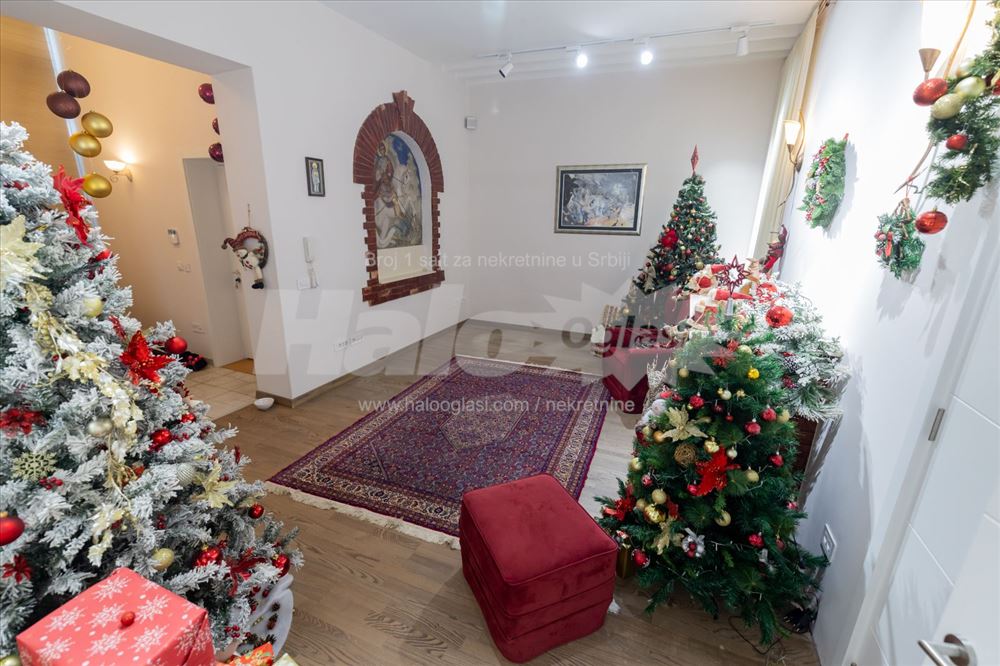 Opremljen kanc.prostor od 270 kv u centru izdajem — 2