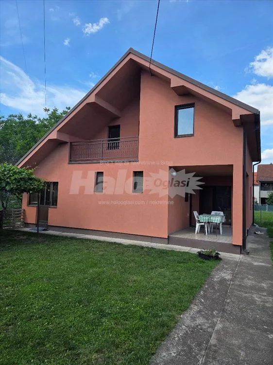 Palilila, Borča, Kuća sa uredjenim dvorištem — 2