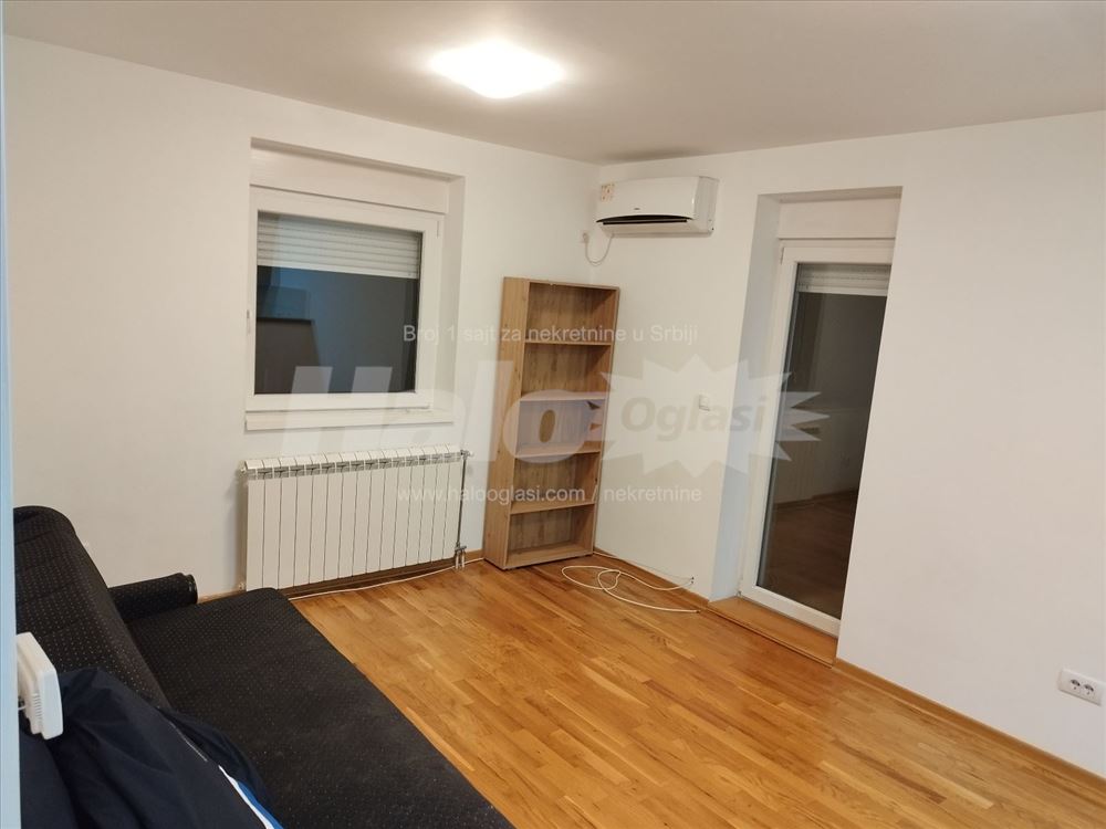 Polunamešten, odmah useljiv, Ledine kod Grand kafe — 2
