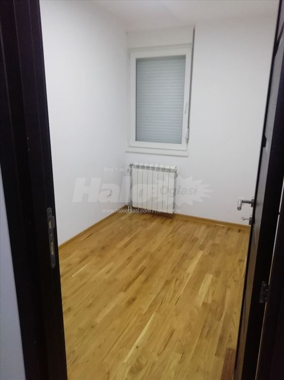 Polunamešten, odmah useljiv, Ledine kod Grand kafe — 3