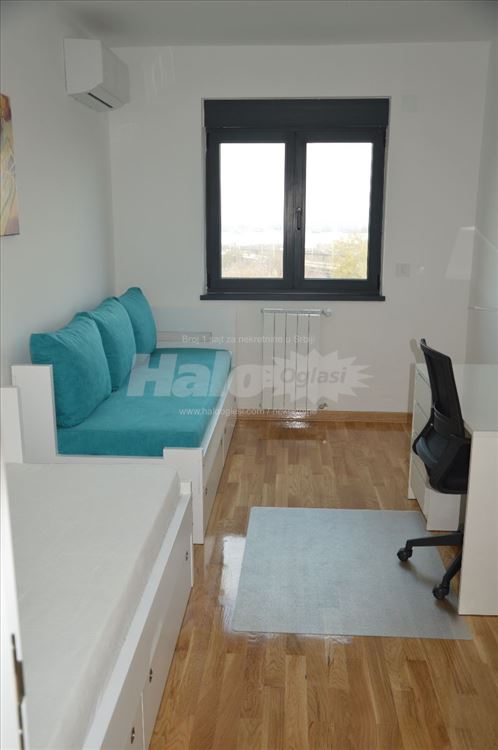 Pored hale Pionir, namešten 2,5 soban izdavanje — 9