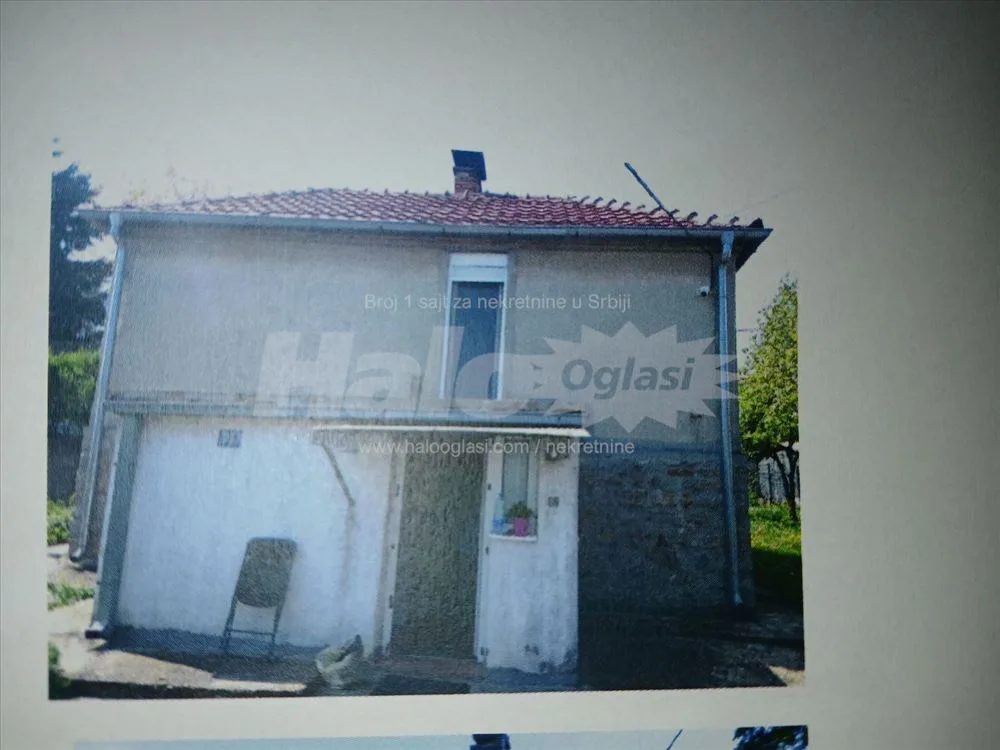Porodična kuća, pomoćna zgrada sa zemljištem 9a. — 2