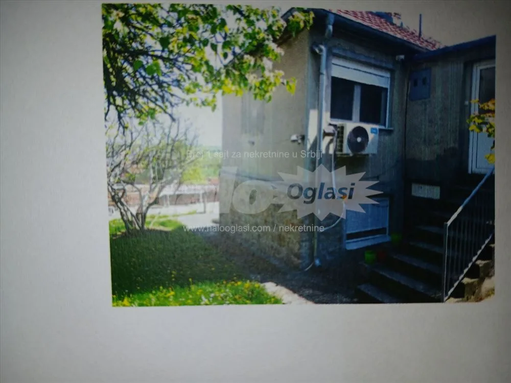 Porodična kuća, pomoćna zgrada sa zemljištem 9a. — 3